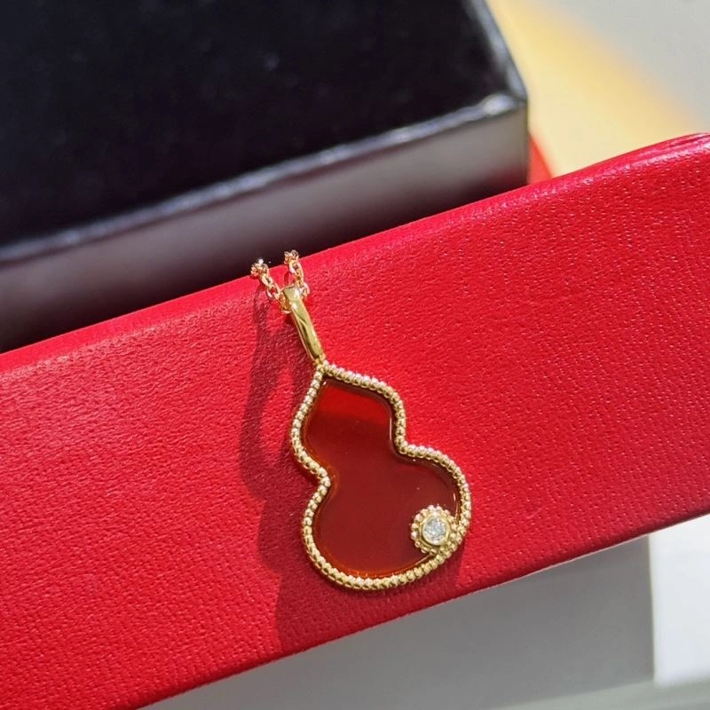 Trendsetting Qeelin Necklaces 213815