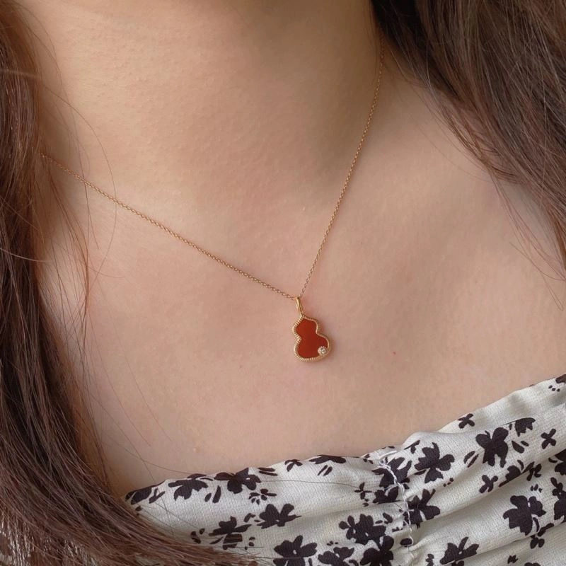 Trendsetting Qeelin Necklaces 213815