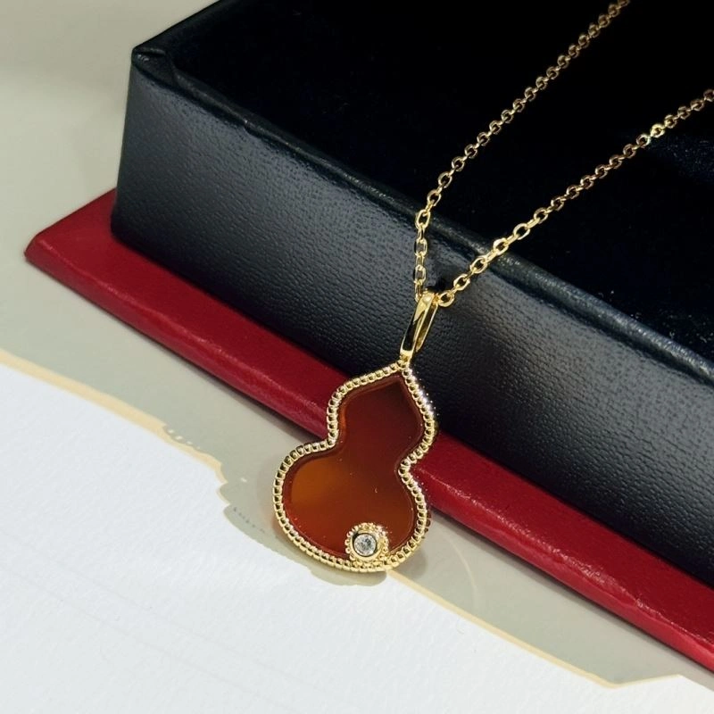 Trendsetting Qeelin Necklaces 213815