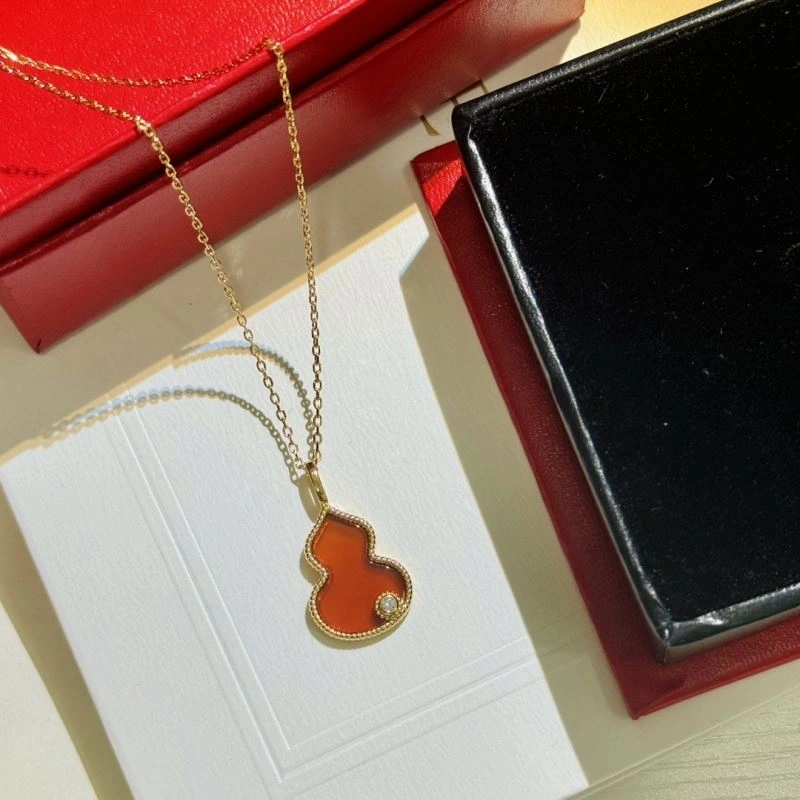 Trendsetting Qeelin Necklaces 213815