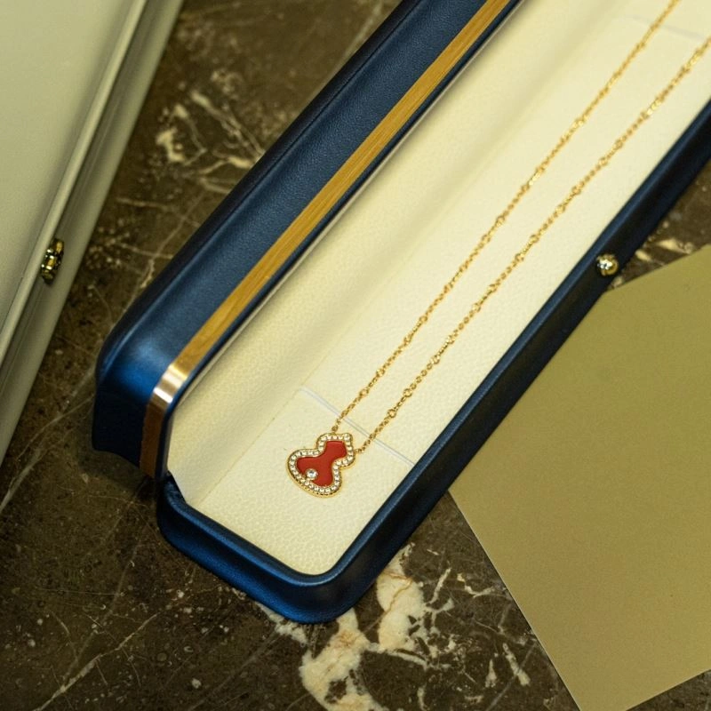 FastDry Qeelin Necklaces 213390