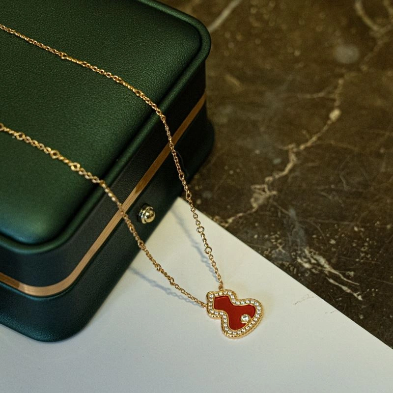 FastDry Qeelin Necklaces 213390