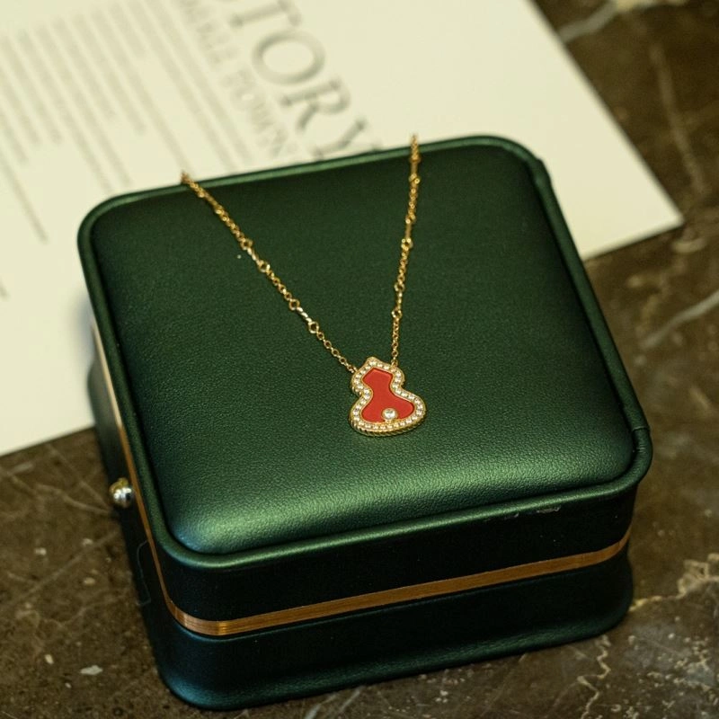 FastDry Qeelin Necklaces 213390