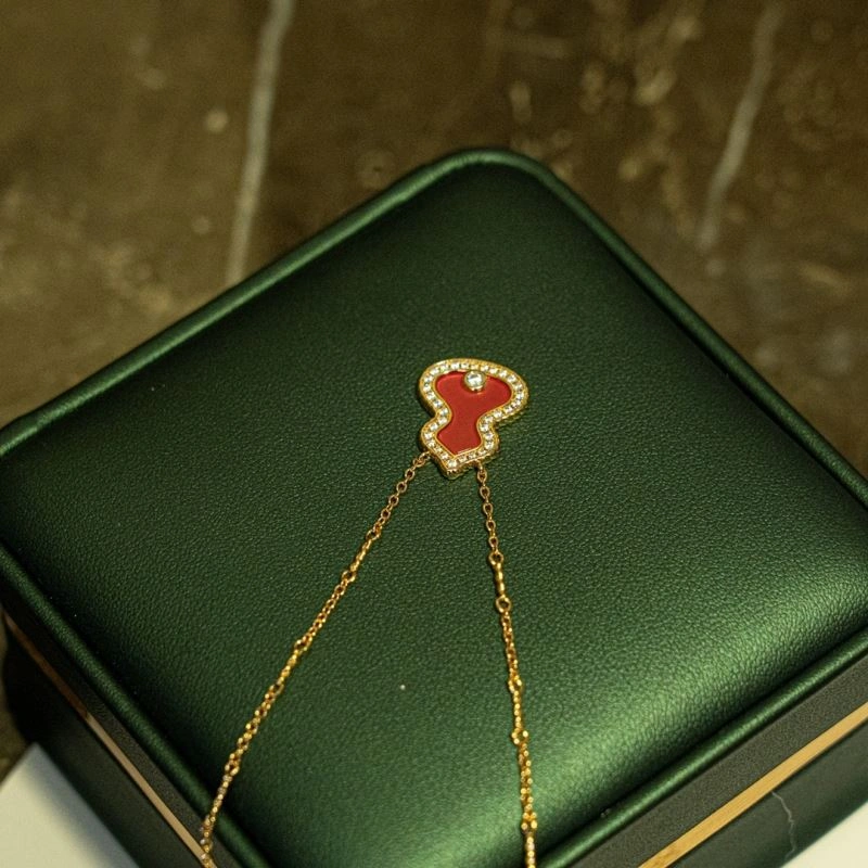 FastDry Qeelin Necklaces 213390