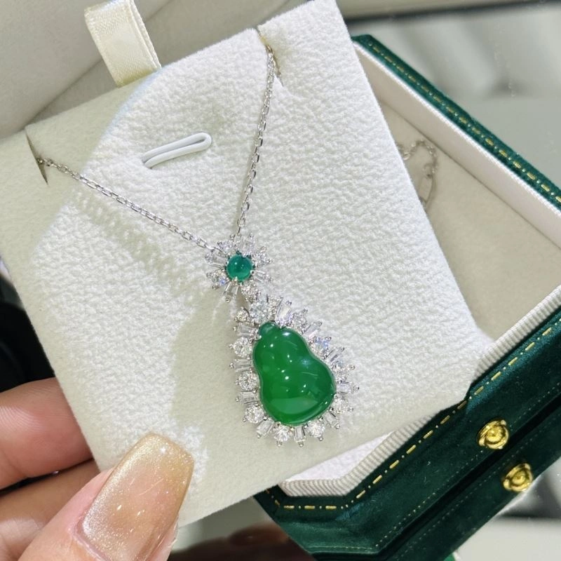Effortless Qeelin Necklaces 212837