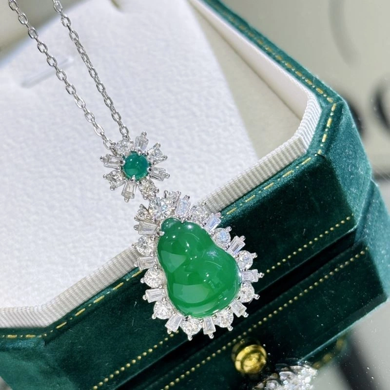 Effortless Qeelin Necklaces 212837