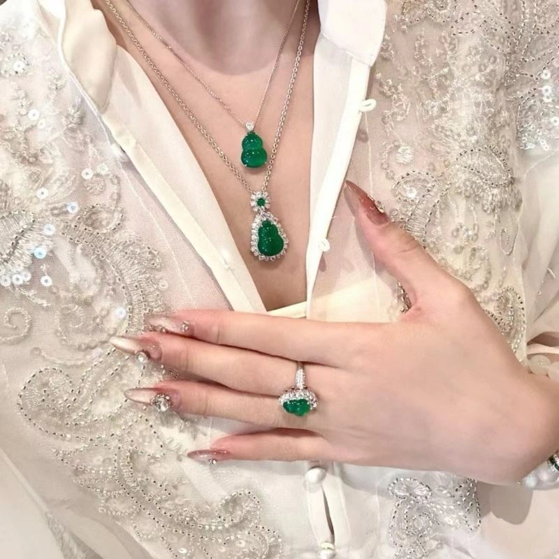 Effortless Qeelin Necklaces 212837