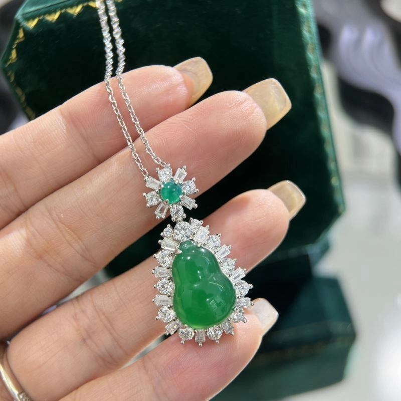 Effortless Qeelin Necklaces 212837