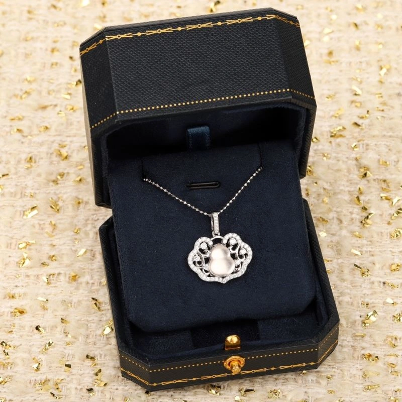 Trendsetting Qeelin Necklaces 212834
