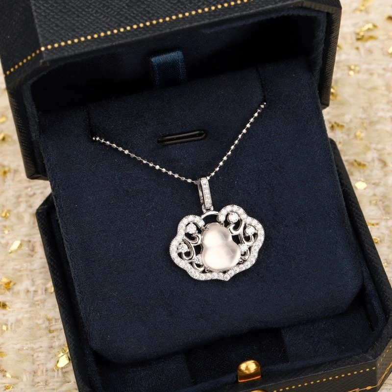 Trendsetting Qeelin Necklaces 212834