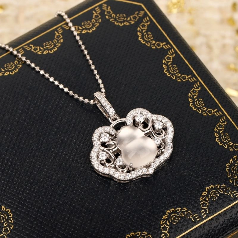 Trendsetting Qeelin Necklaces 212834