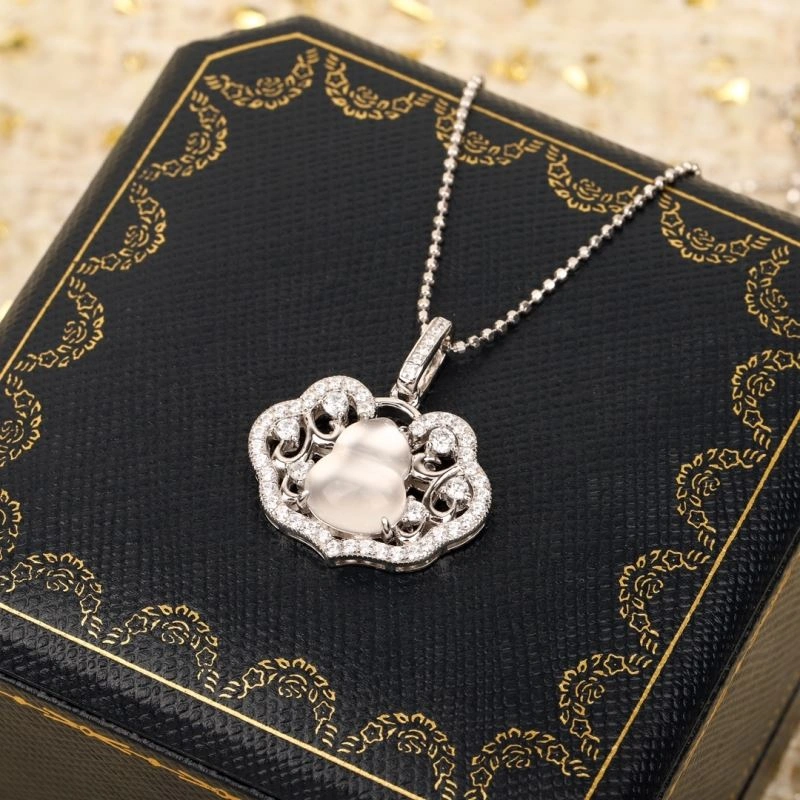 Trendsetting Qeelin Necklaces 212834