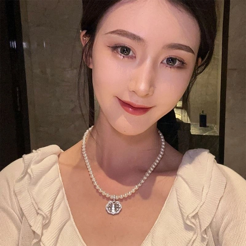 Trendsetting Qeelin Necklaces 212834