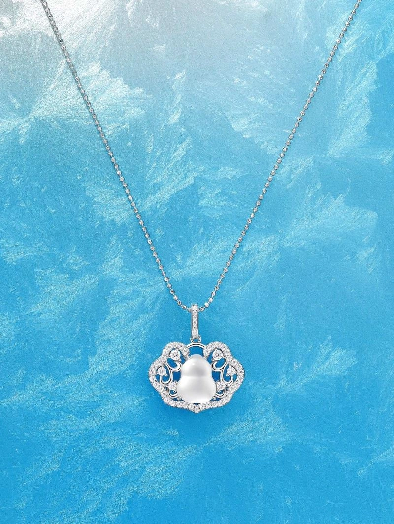 Trendsetting Qeelin Necklaces 211666