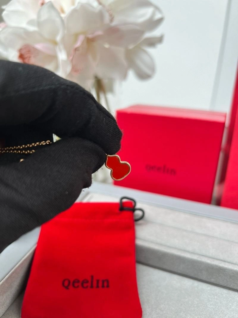 TechFriendly Qeelin Necklaces 211072