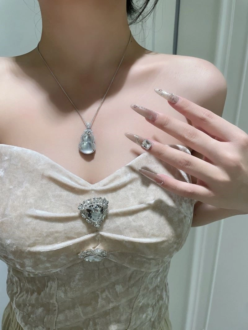 Qeelin Necklaces Sleek 210391