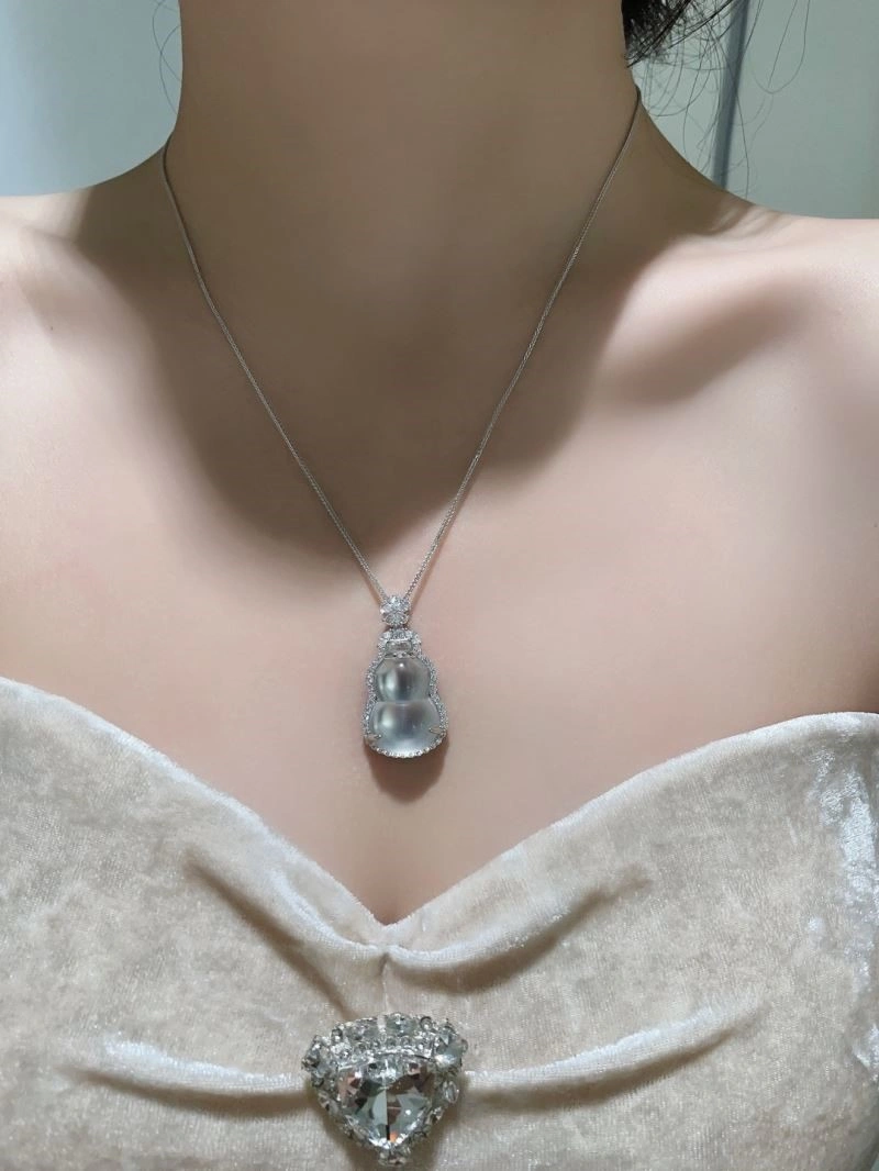 Qeelin Necklaces Sleek 210391