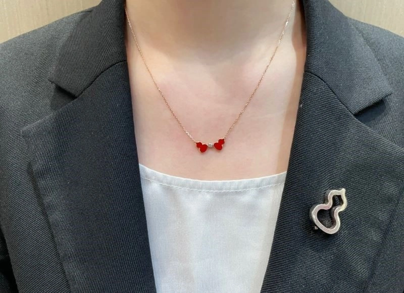 TechFriendly Qeelin Necklaces 210370