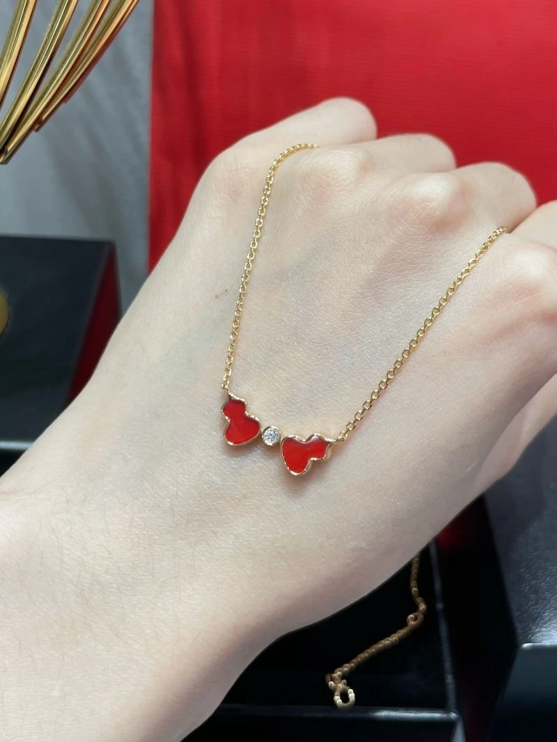 TechFriendly Qeelin Necklaces 210370