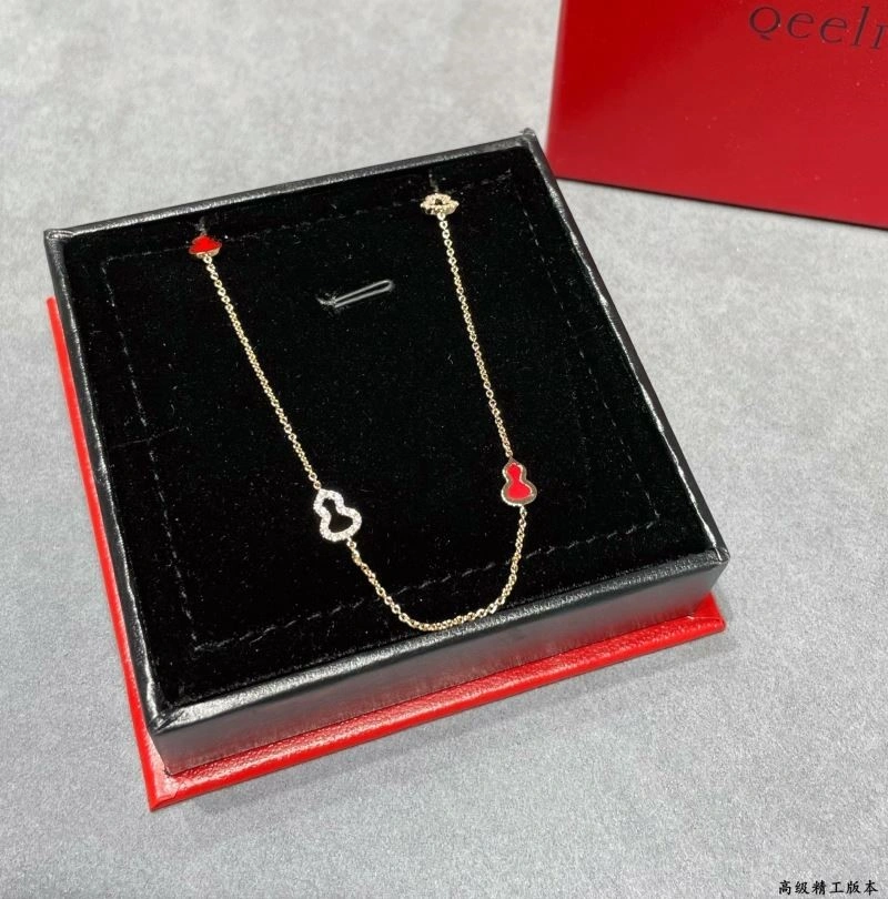 FreshLook Qeelin Necklaces 210363
