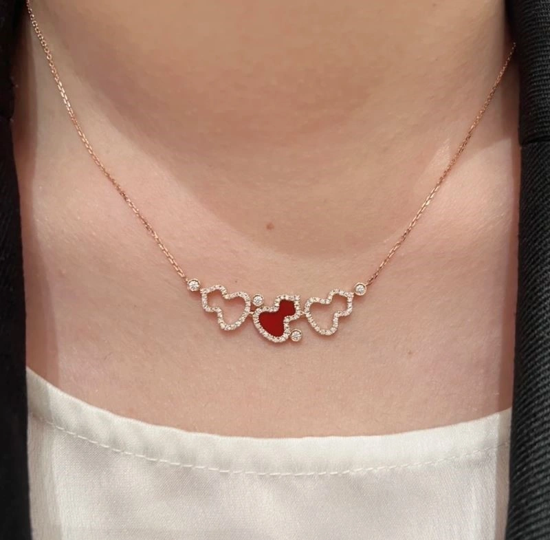 Tailored Qeelin Necklaces 210357