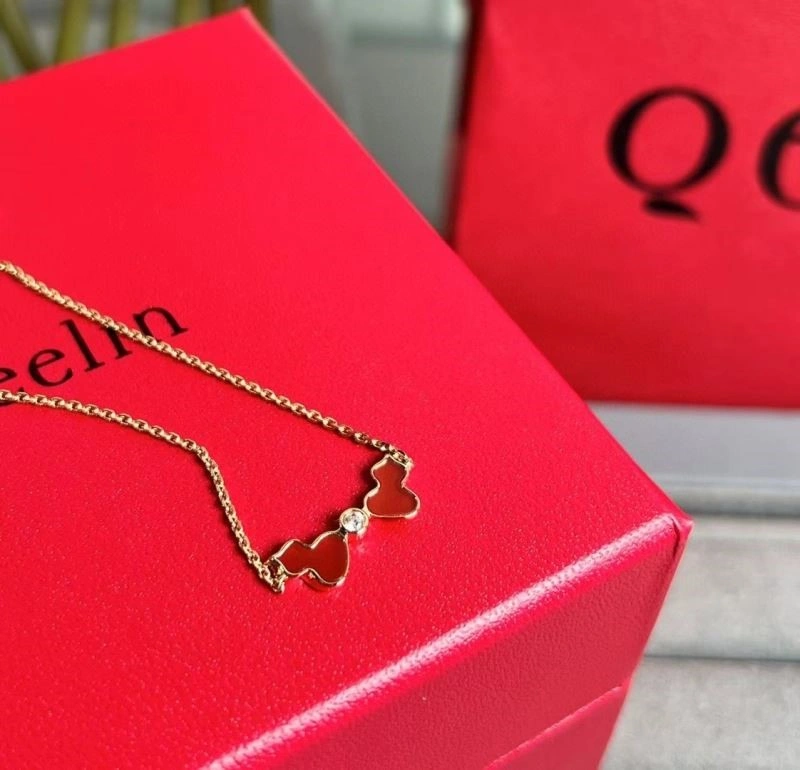 Seasonal Qeelin Necklaces 210355