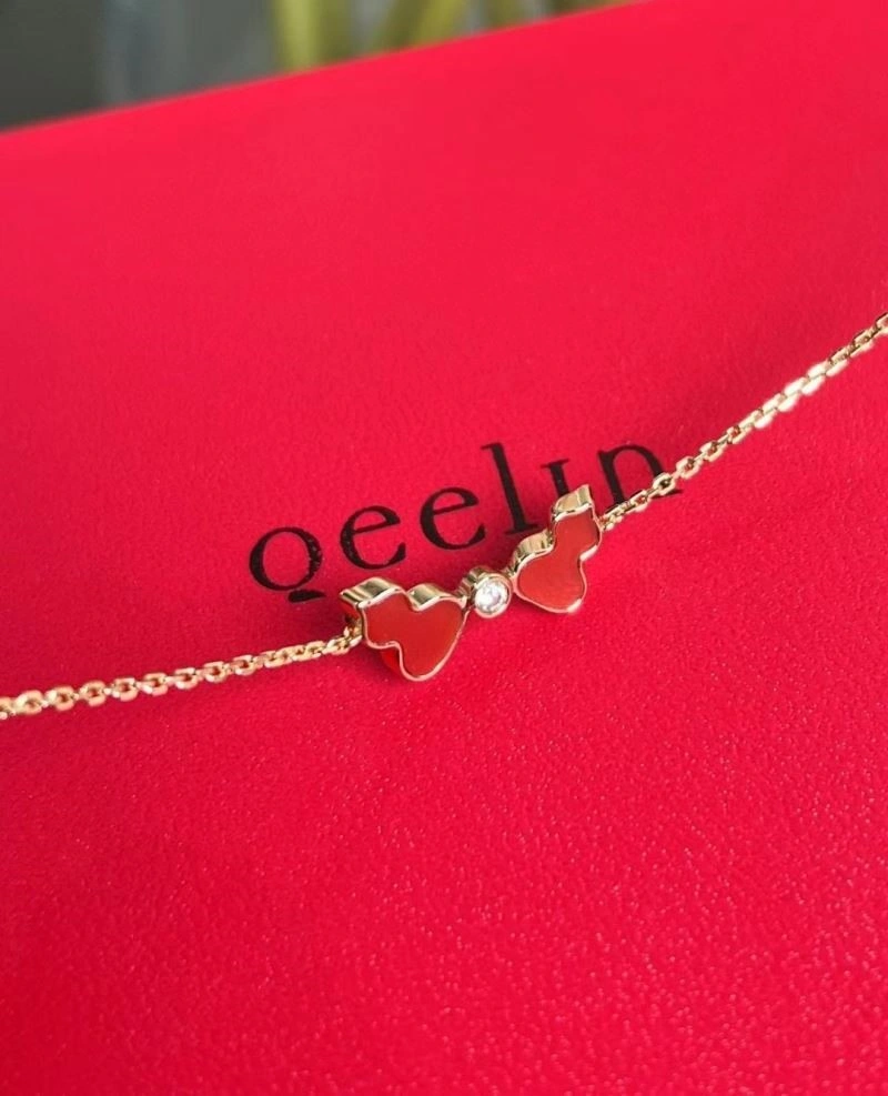 Seasonal Qeelin Necklaces 210355