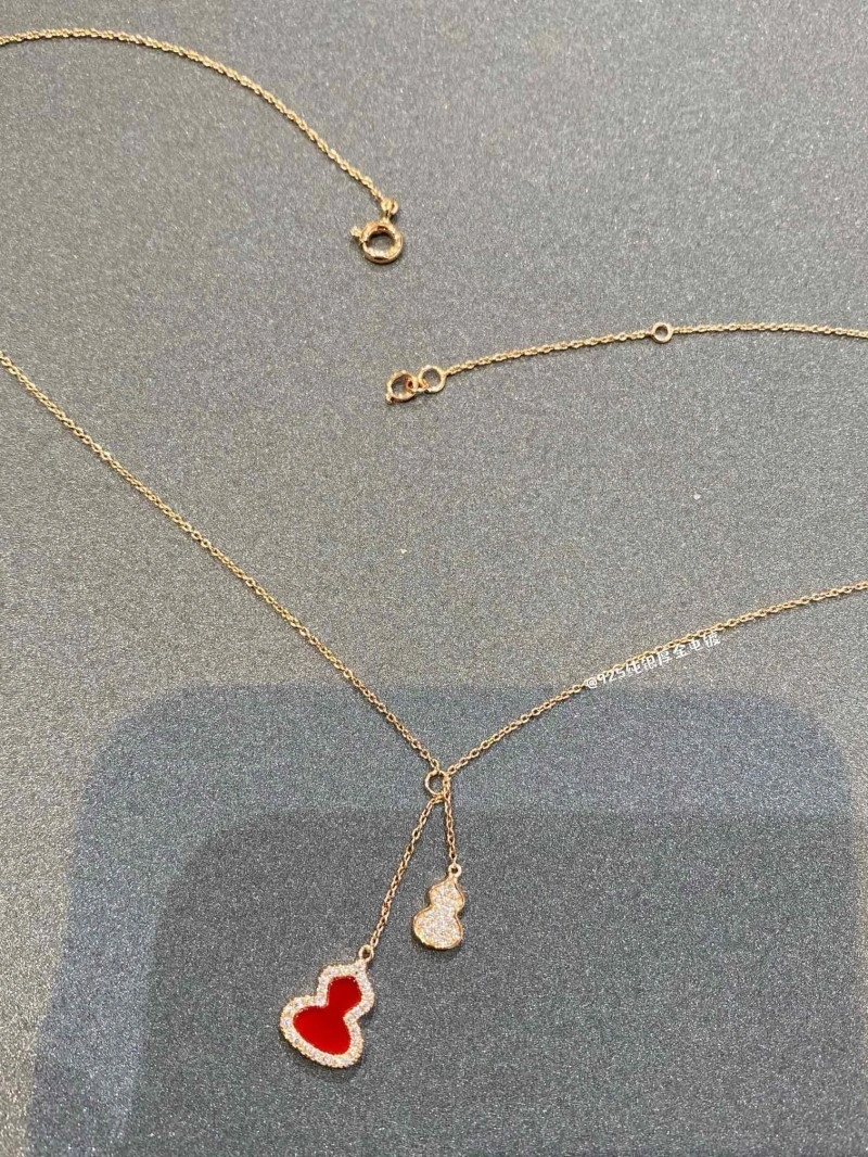 Thermal Qeelin Necklaces 208457