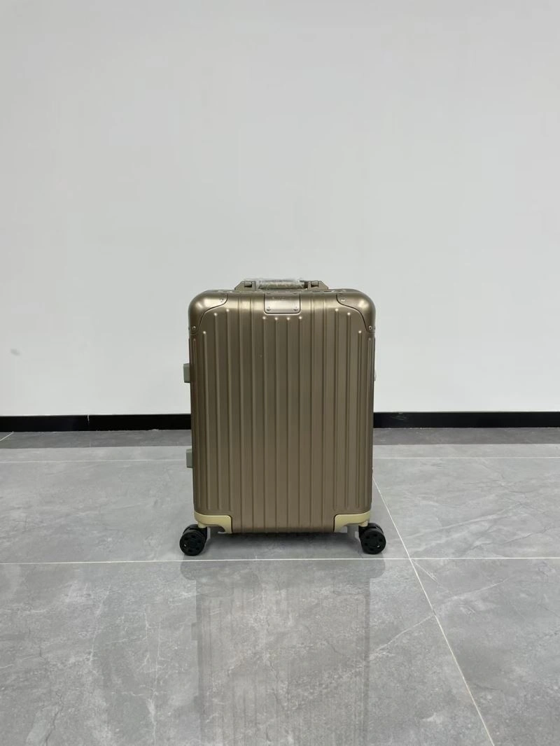 Minimalist Rimowa Suitcase 69439