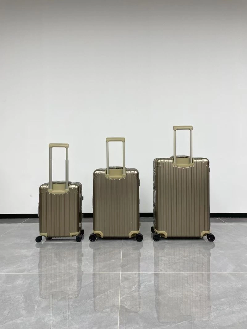 Minimalist Rimowa Suitcase 69439