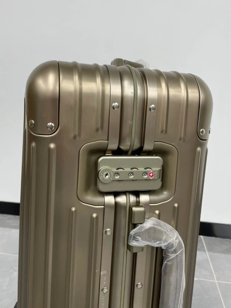 Minimalist Rimowa Suitcase 69439