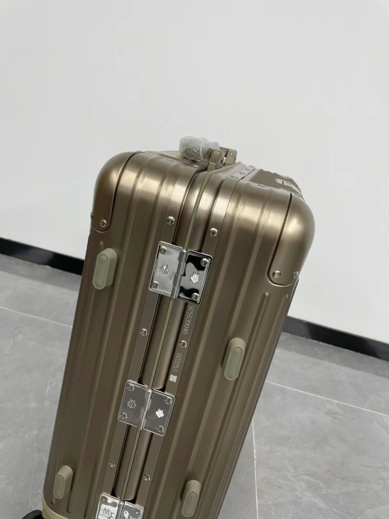 Minimalist Rimowa Suitcase 69439