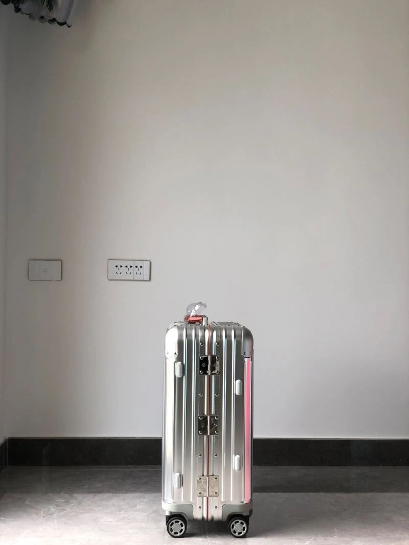 Practical Rimowa Suitcase 69426