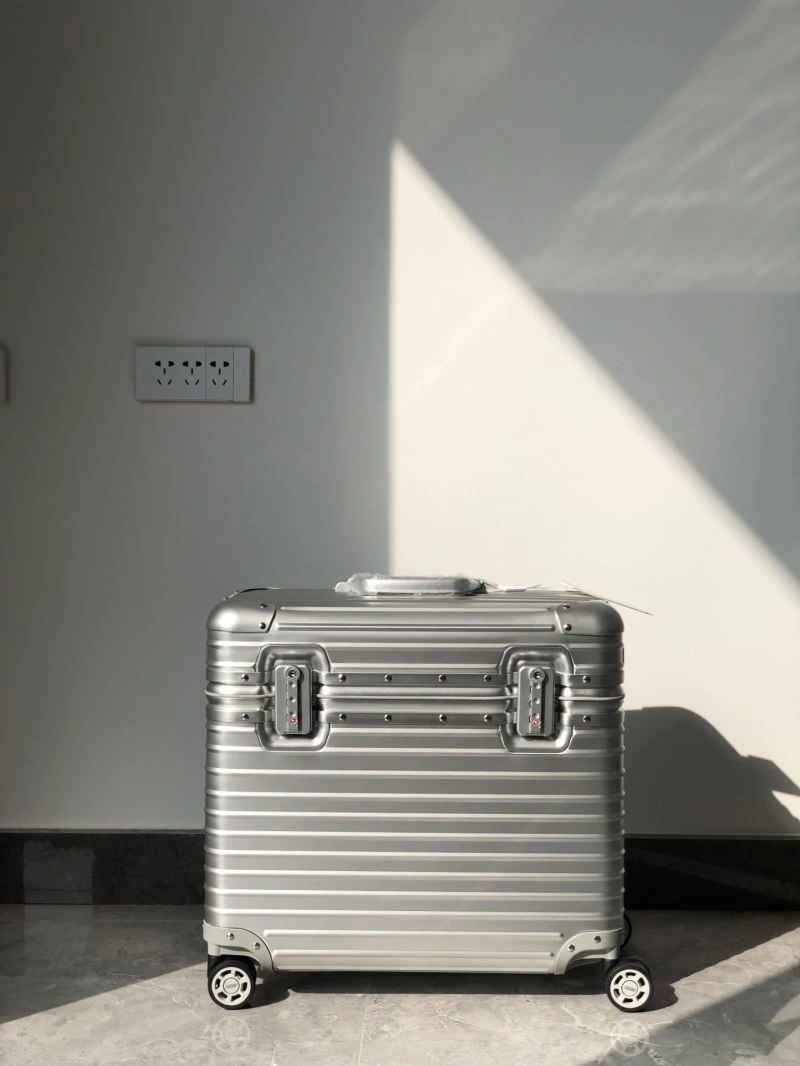 OdorResistant Rimowa Suitcase 69405