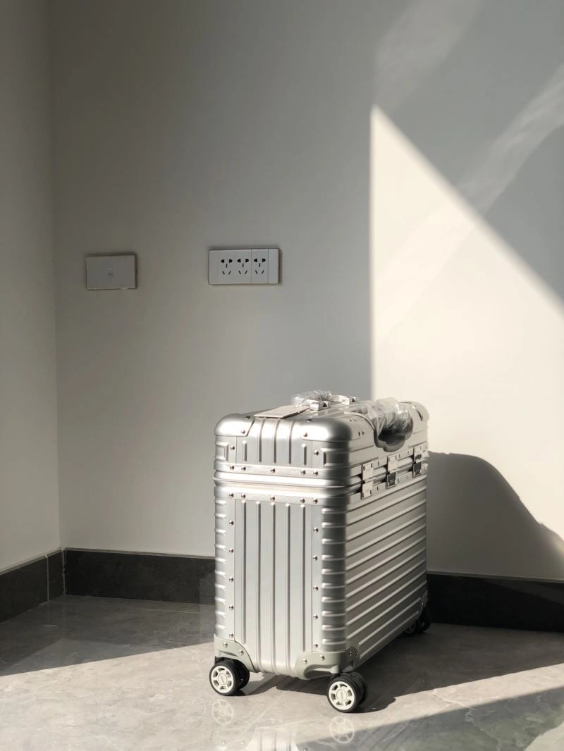 OdorResistant Rimowa Suitcase 69405
