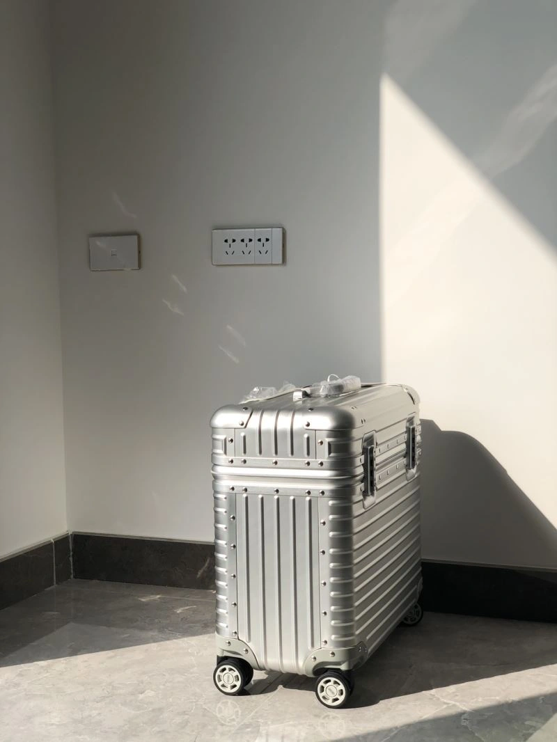 OdorResistant Rimowa Suitcase 69405