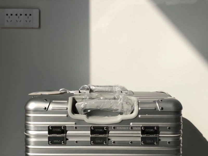 OdorResistant Rimowa Suitcase 69405