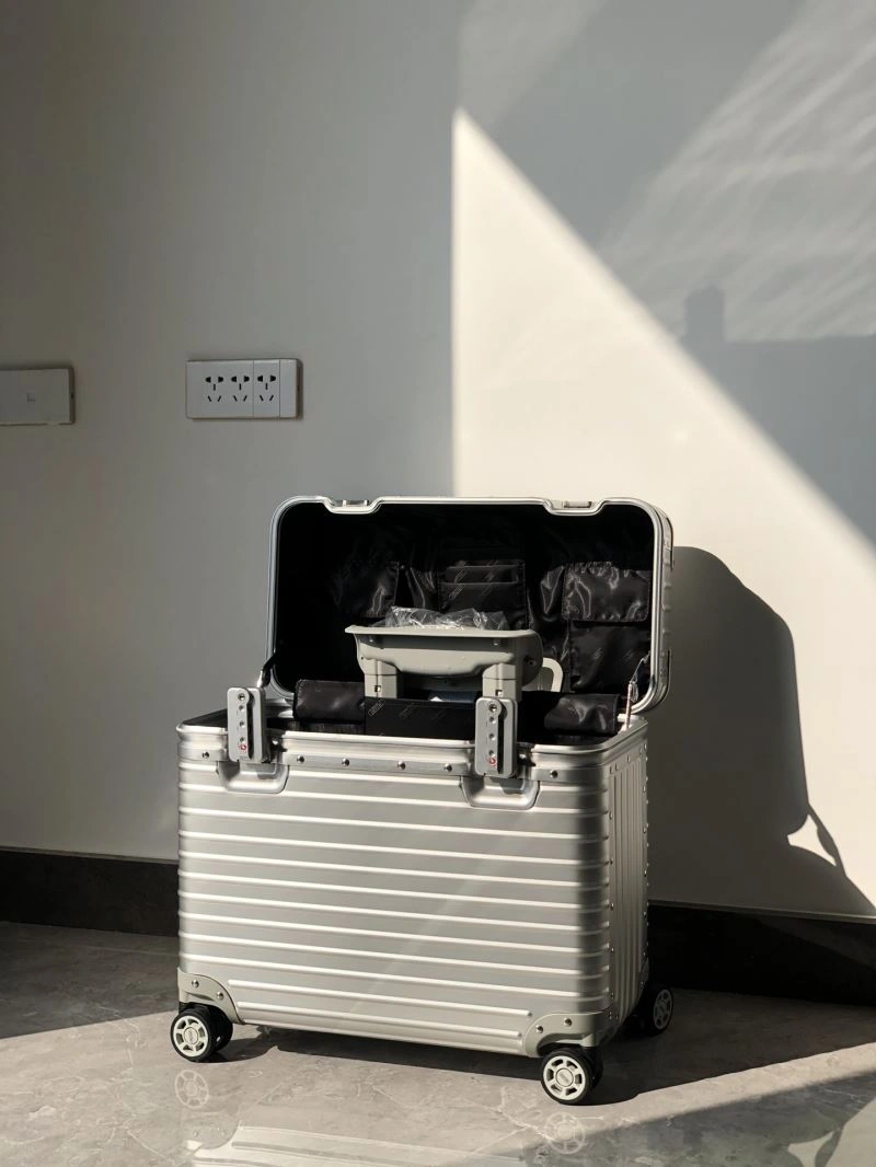 OdorResistant Rimowa Suitcase 69405