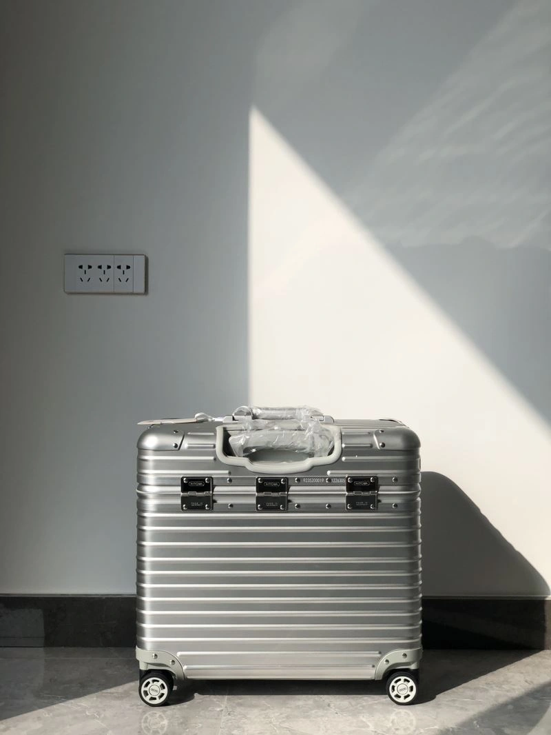 OdorResistant Rimowa Suitcase 69405