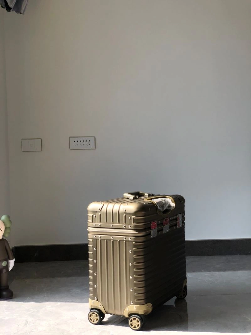 Versatile Rimowa Suitcase 69407