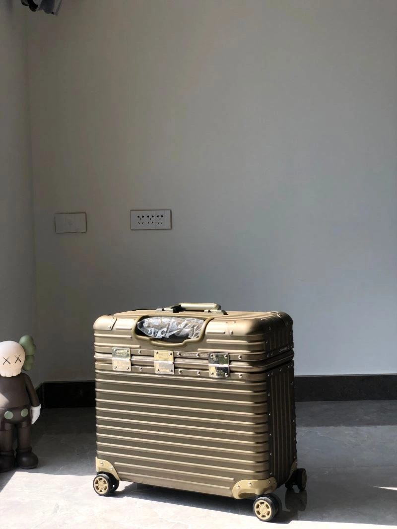 Versatile Rimowa Suitcase 69407
