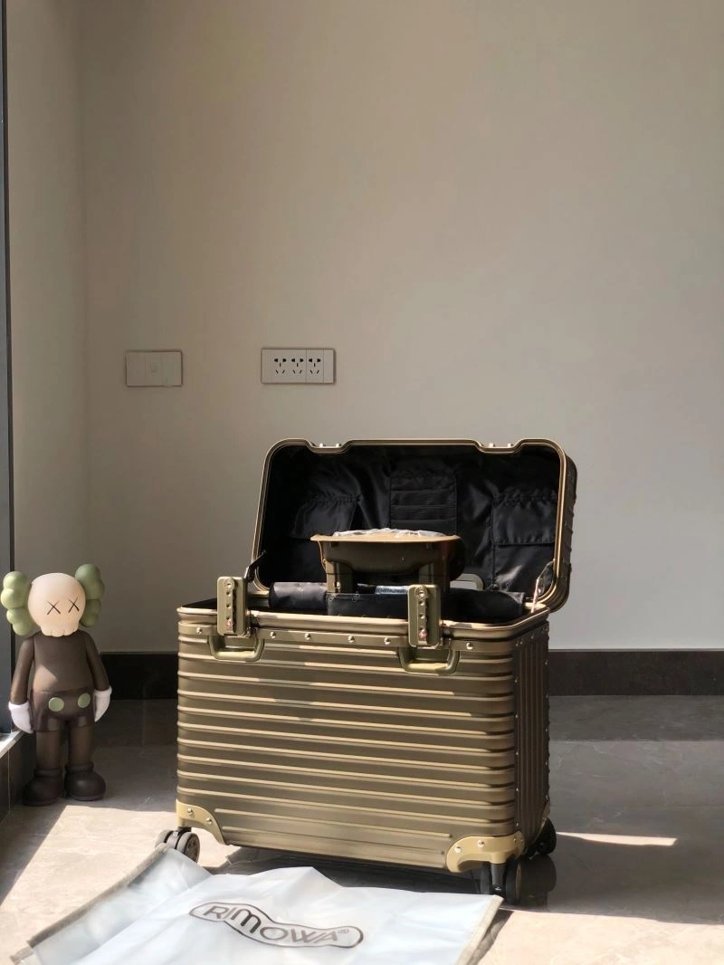 Versatile Rimowa Suitcase 69407