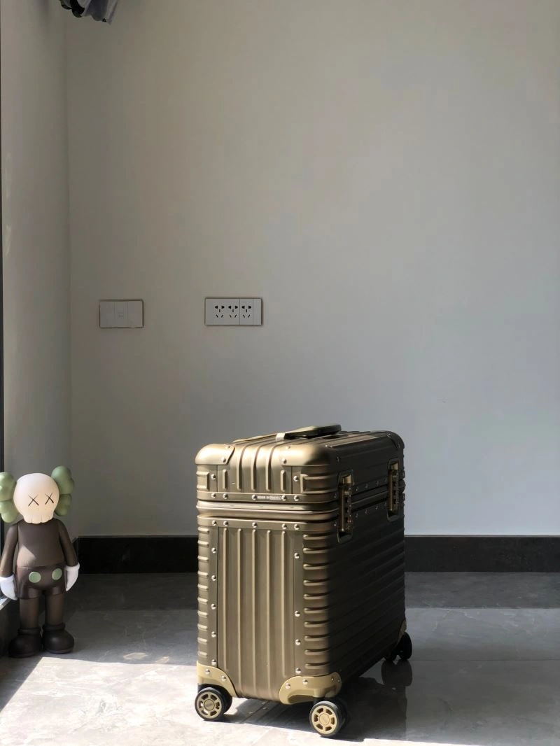 Versatile Rimowa Suitcase 69407