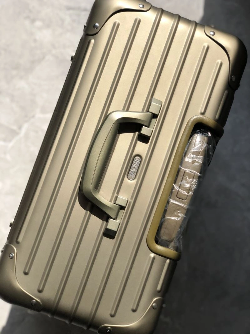 Versatile Rimowa Suitcase 69407