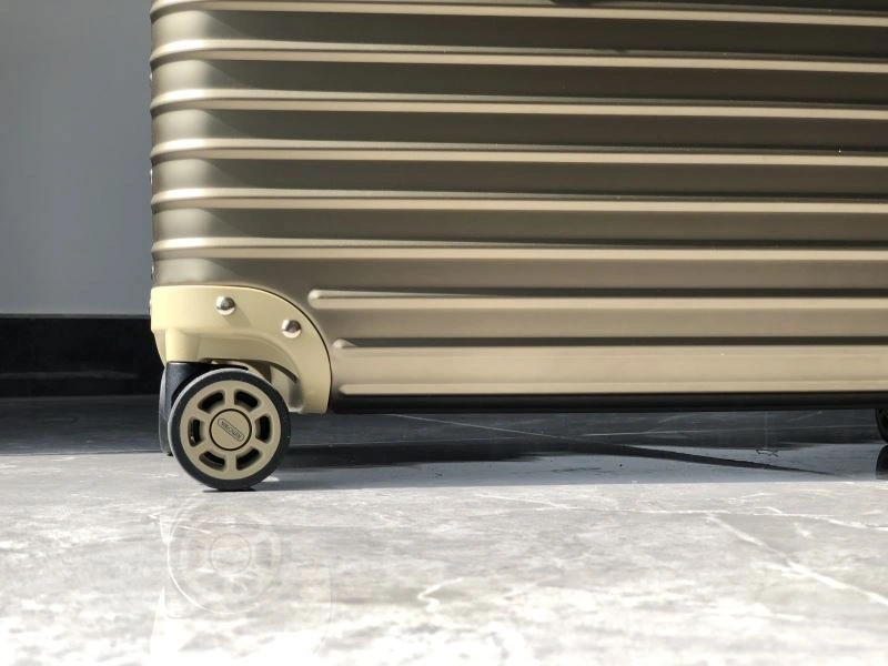 Versatile Rimowa Suitcase 69407