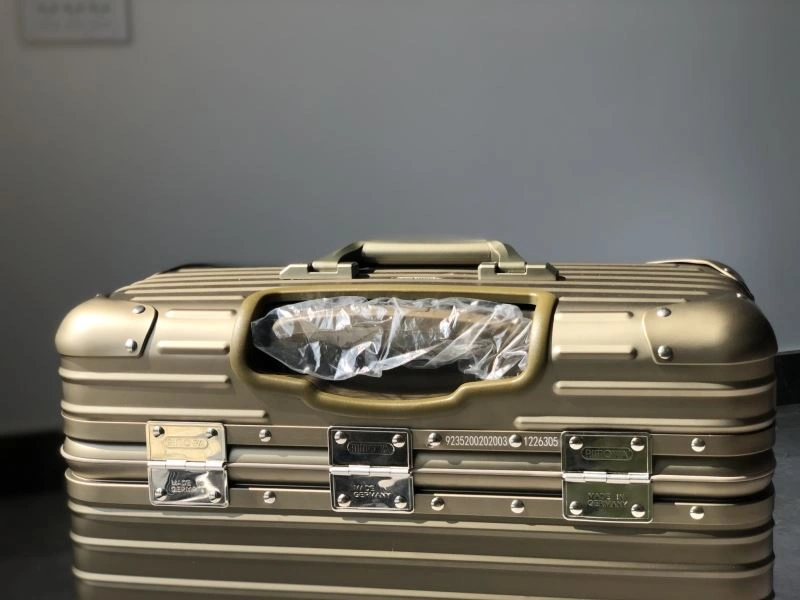 Versatile Rimowa Suitcase 69407