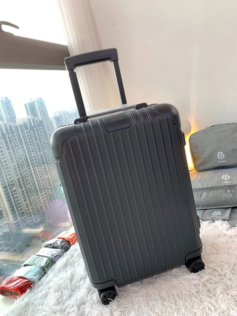 FreshLook Rimowa Suitcase 69400