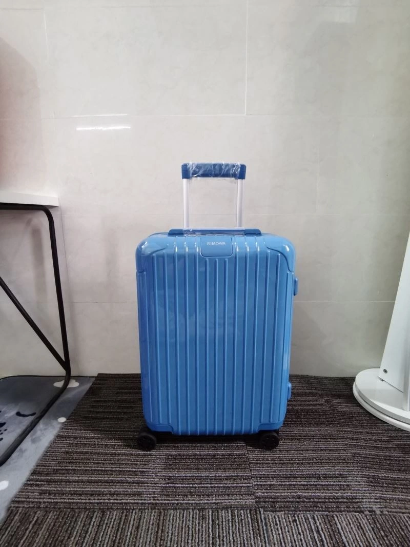 Lightweight Rimowa Suitcase 69356