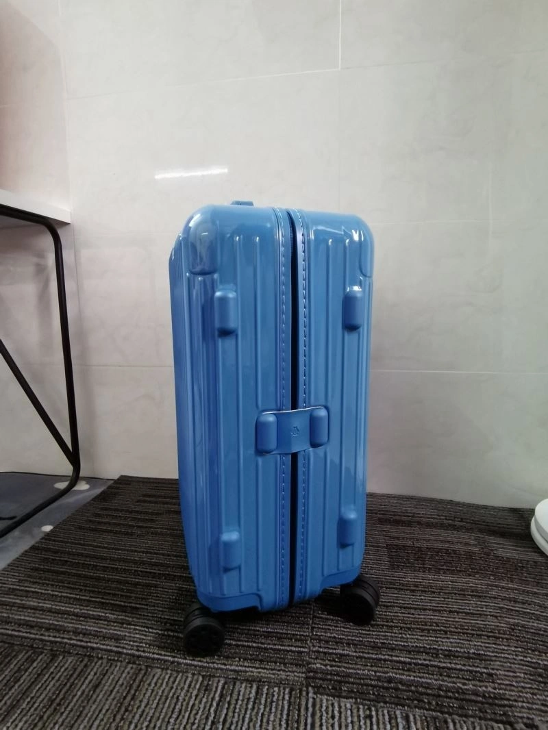 Lightweight Rimowa Suitcase 69356