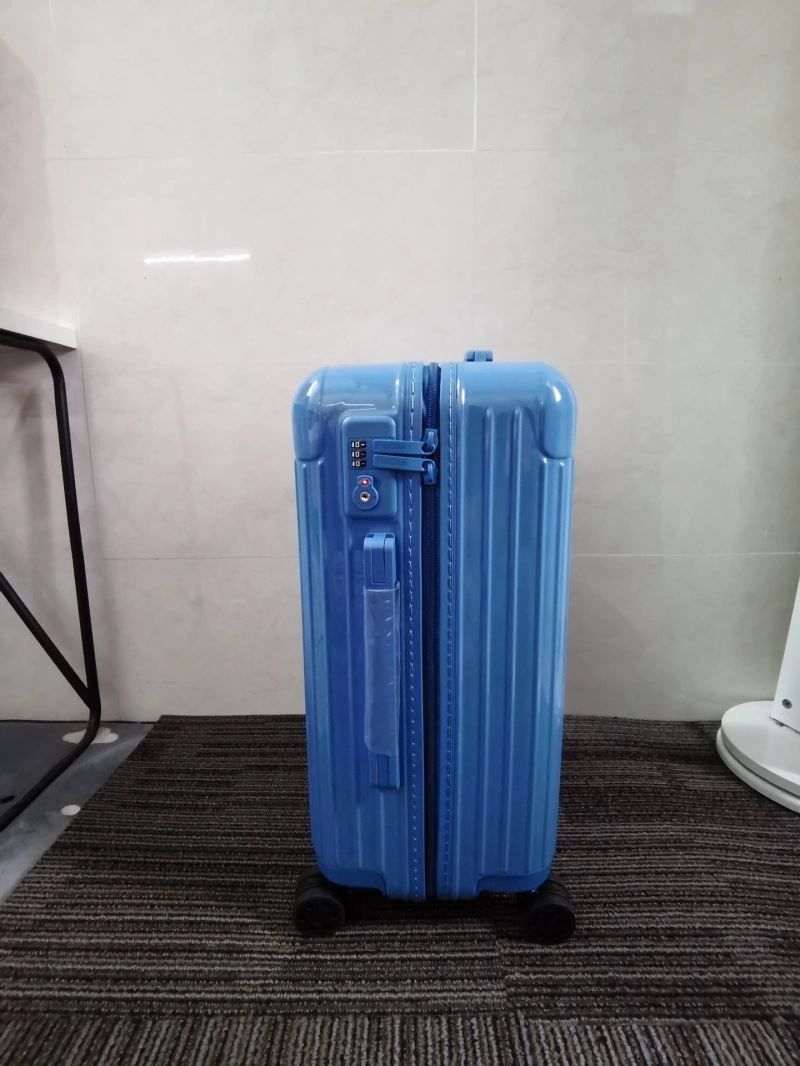 Lightweight Rimowa Suitcase 69356